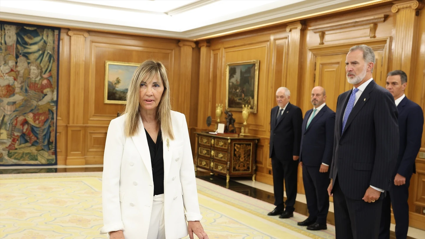 La nueva presidenta del CGPJ y TS Isabel Perelló, jura su cargo ante el Rey Felipe VI, en el Palacio de la Zarzuela. La nueva presidenta del CGPJ y TS Isabel Perelló, jura su cargo ante el Rey Felipe VI, en el Palacio de la Zarzuela.