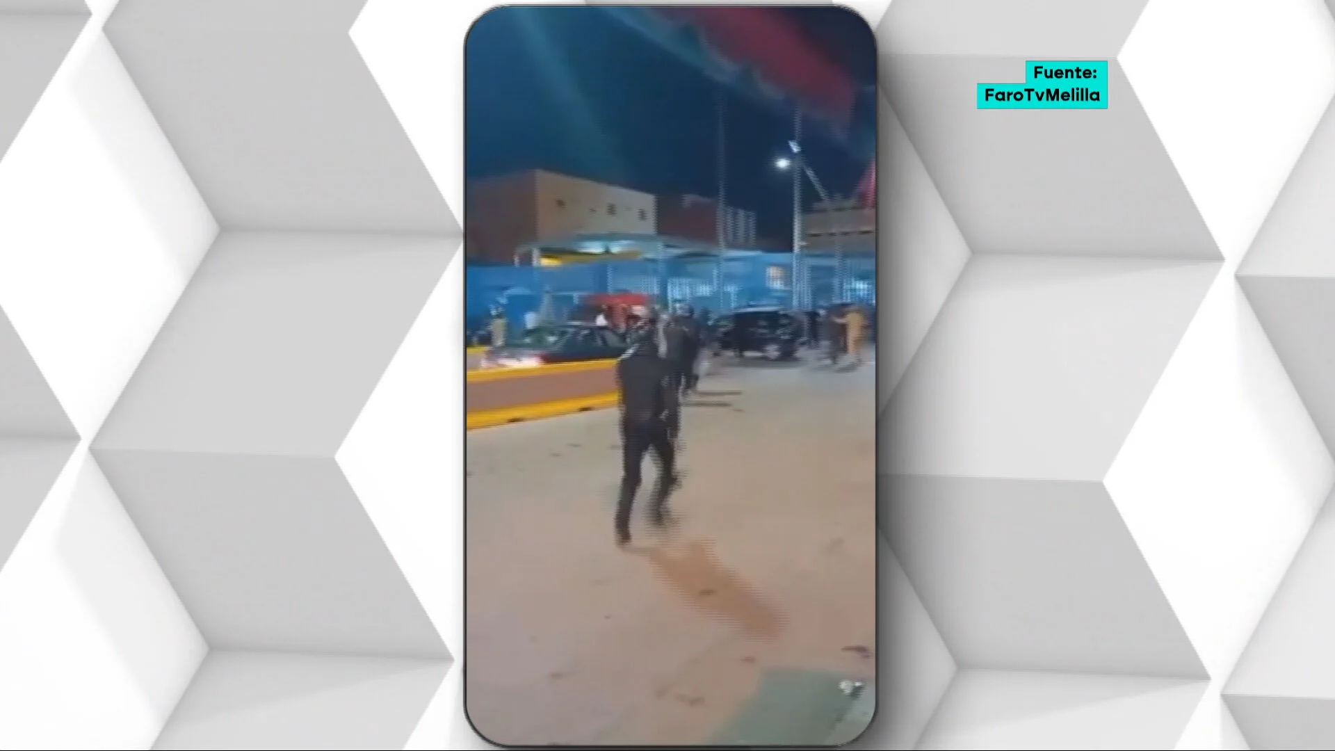 Momento del intento de entrada de cientos de menores a Melilla a través de la ciudad de Beni Enzar