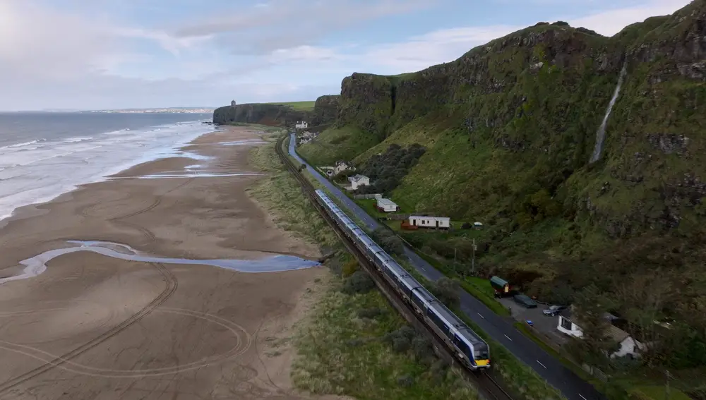 Tren recorriendo la costa de Downhill, condado de Londonderry Tren recorriendo la costa de Downhill, condado de Londonderry