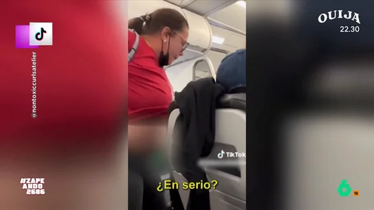 Una pasajera intenta hacer sus necesidades en el pasillo de un avión: "Lo mismo solo estaba marcando su territorio" La señora decidió que no era capaz de aguantarse las ganas de ir al baño y que el pasillo de la aeronave era el mejor lugar para aliviarse.