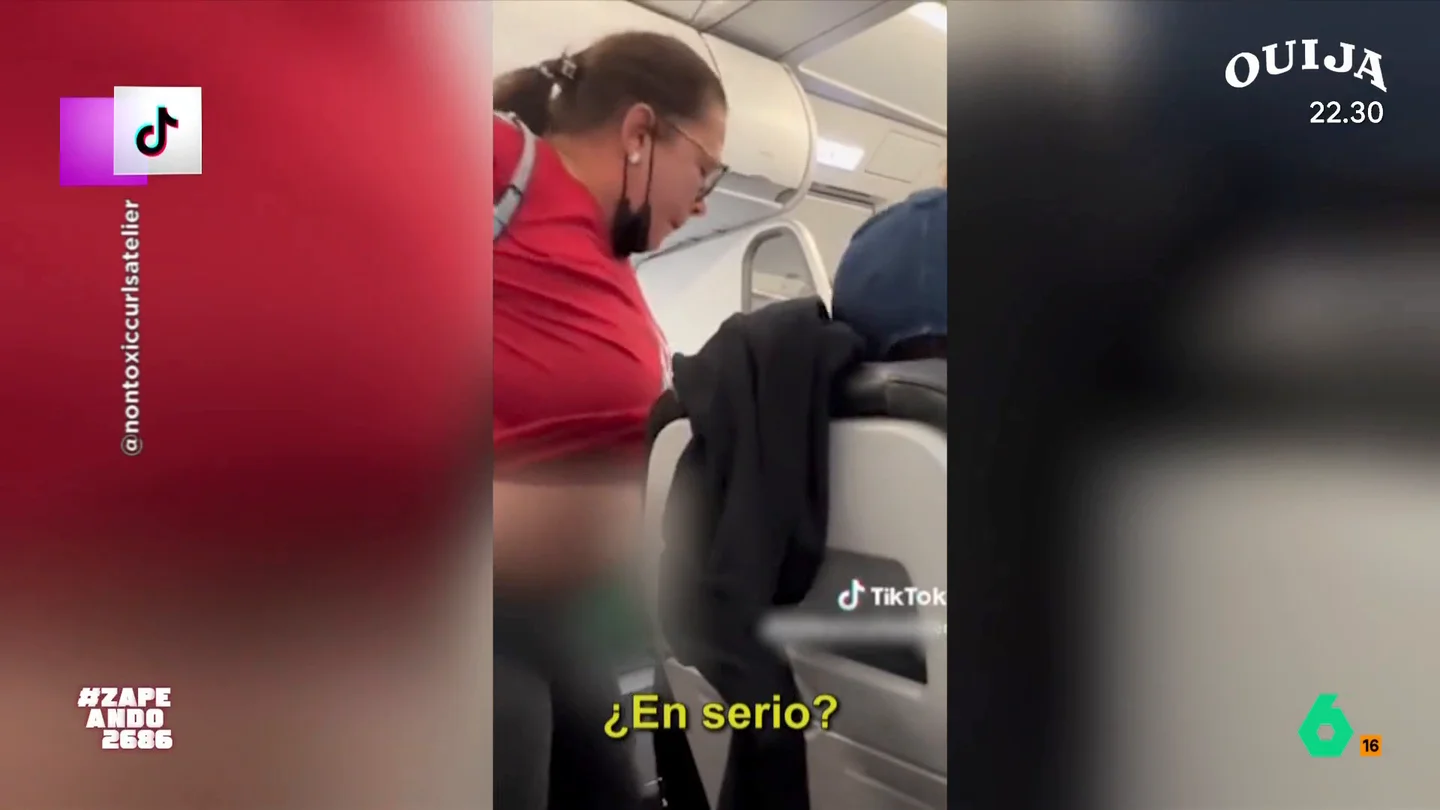 Una pasajera intenta hacer sus necesidades en el pasillo de un avión: "Lo mismo solo estaba marcando su territorio" La señora decidió que no era capaz de aguantarse las ganas de ir al baño y que el pasillo de la aeronave era el mejor lugar para aliviarse.