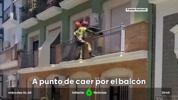 El agónico rescate de un niño de 5 años que saltó al balcón de un piso contiguo en Huelva