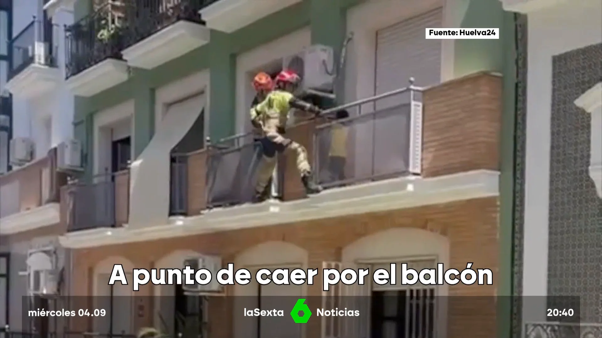 El agónico rescate de un niño de 5 años que saltó al balcón de un piso contiguo en Huelva