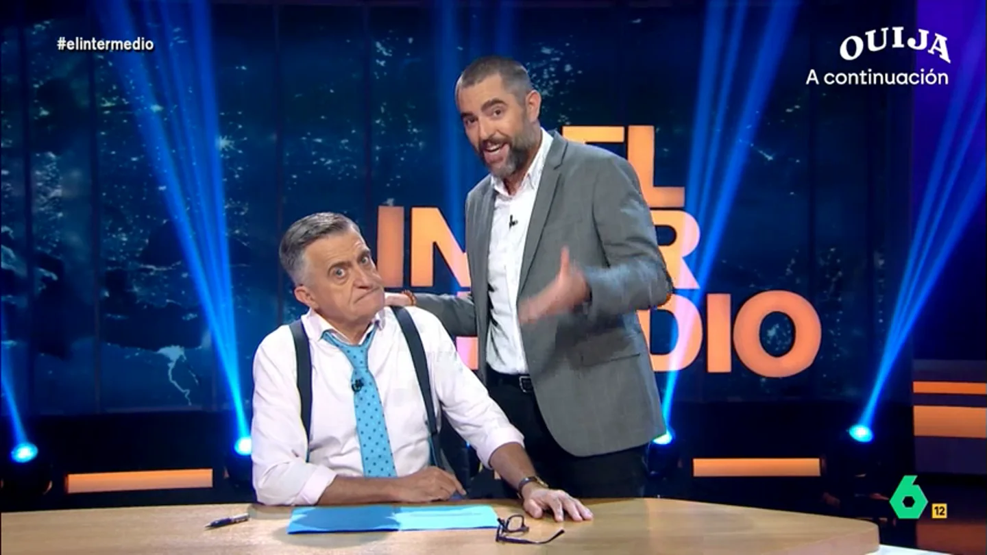 Dani Mateo recibe al nuevo ministro del Gobierno, Óscar López, con una versión de los 'Village People'. Descubre la canción del colaborador en el video de El Intermedio. Dani Mateo recibe al nuevo ministro del Gobierno, Óscar López, con una versión de los 'Village People'. Descubre la canción del colaborador en el video de El Intermedio.