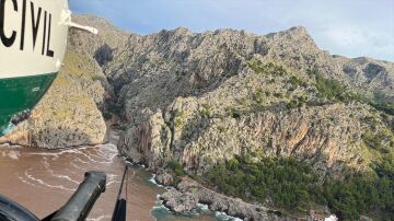 Helicóptero de la Guardia Civil sobrevolando el Torrent de Pareis.