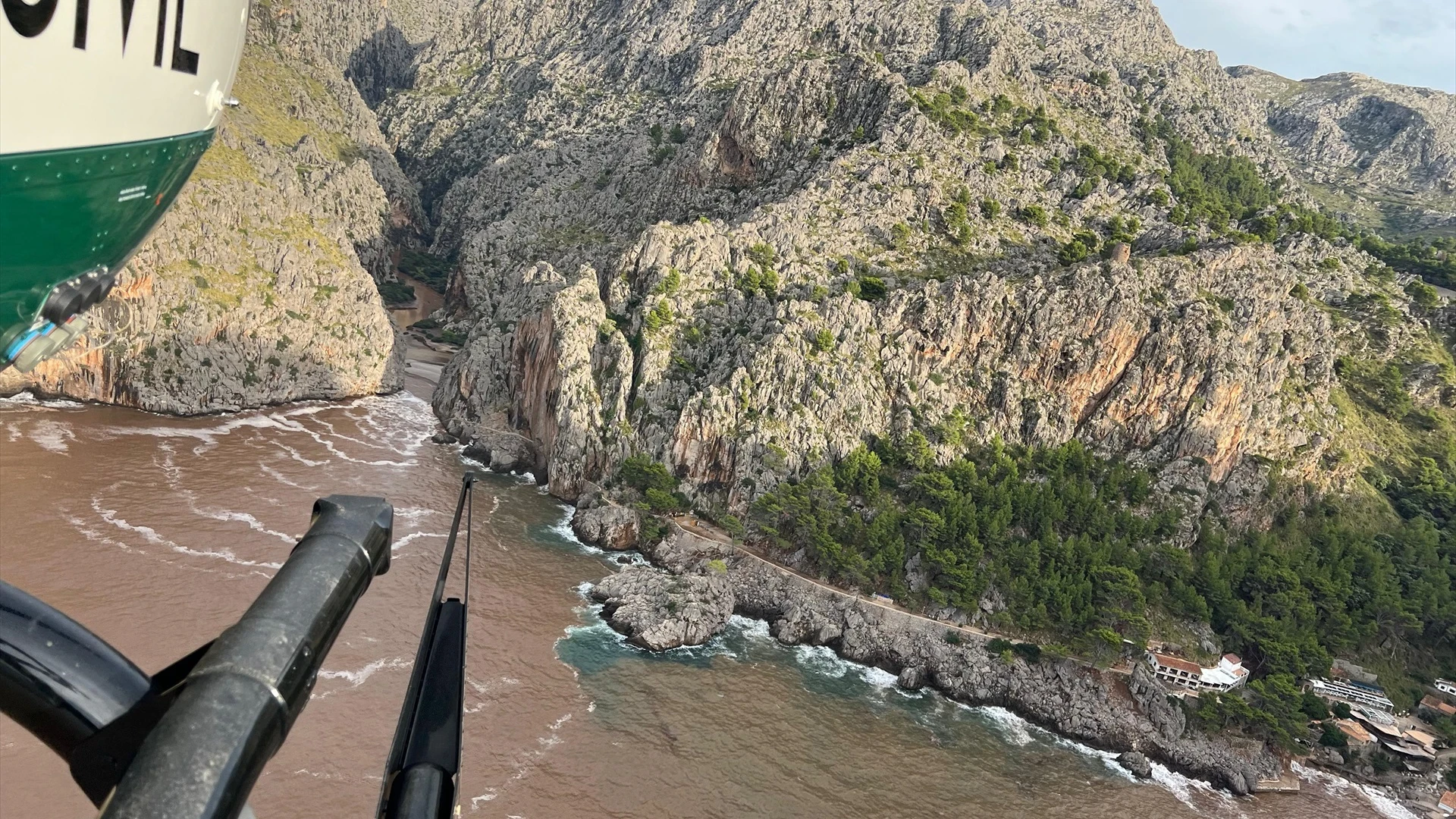 Helicóptero de la Guardia Civil sobrevolando el Torrent de Pareis.