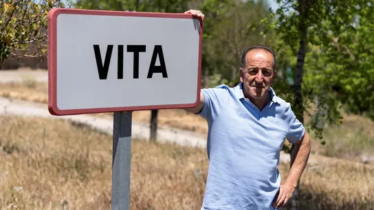 Por Ávila ofrece su concejal para cesar al alcalde de Vita (Ávila) El alcalde de Vita posa con el cartel de entrada del municipio
