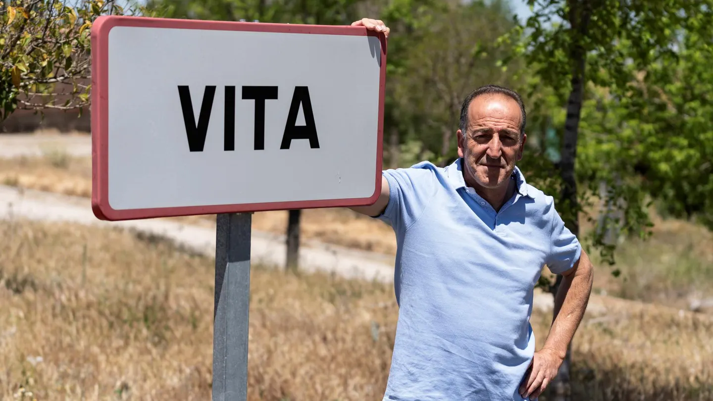 Por Ávila ofrece su concejal para cesar al alcalde de Vita (Ávila) El alcalde de Vita posa con el cartel de entrada del municipio