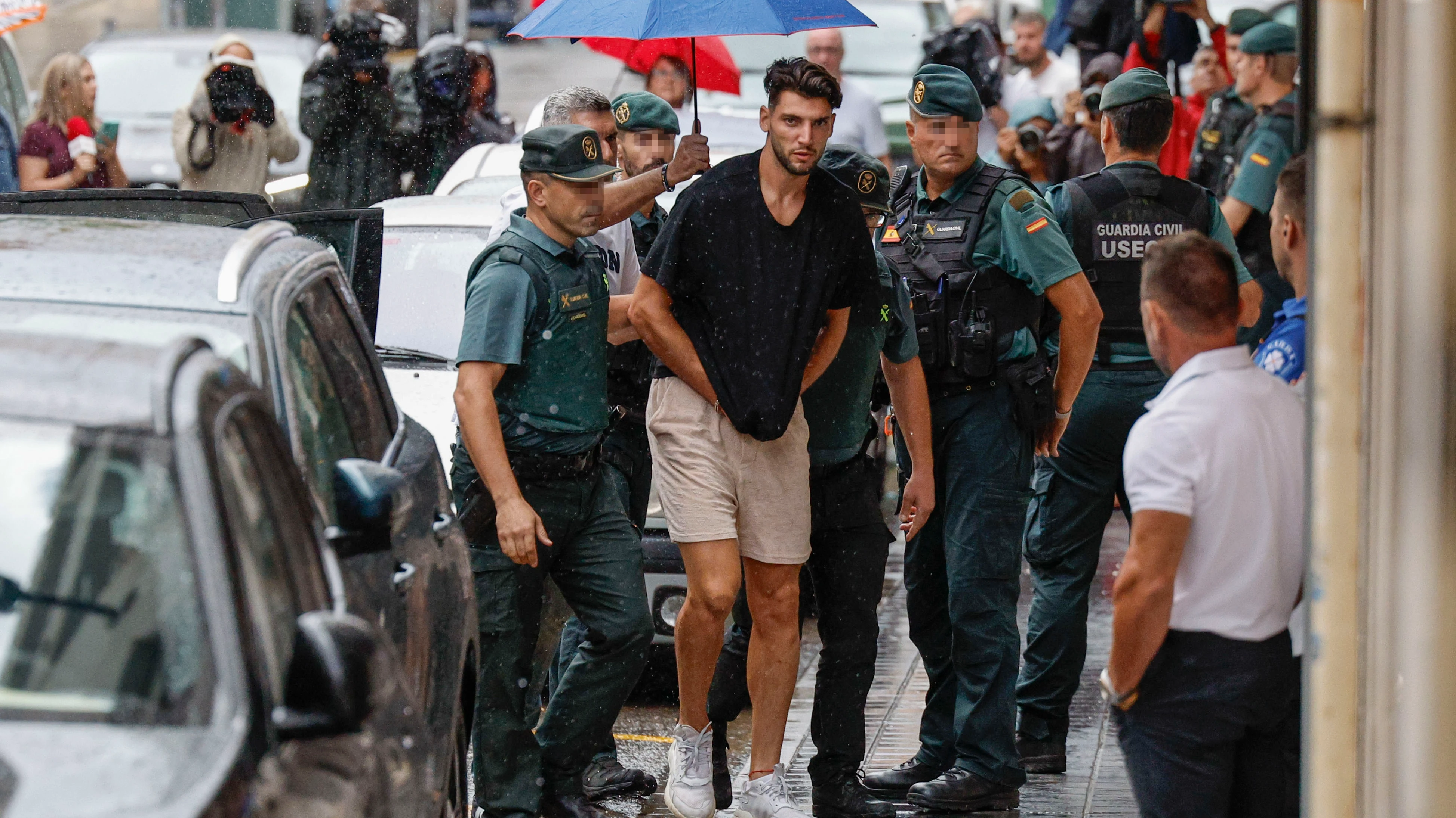 Rafa Mir a su llegada al juzgado esposado