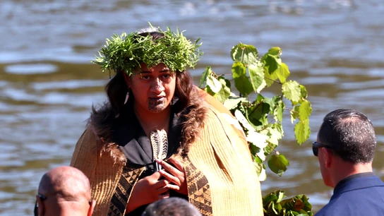La reina maorí Kuini Nga wai hono i te po sale de la waka siguiendo a su padre, Tuheitia Pootatau Te Wherowhero VII mientras es llevado hacia Taupiri Maunga durante el tangi para el rey maorí Tuheitia Pootatau Te Wherowhero VII el 05 de septiembre de 2024 en Hamilton, Nueva Zelanda. La reina maorí Kuini Nga wai hono i te po sale de la waka siguiendo a su padre, Tuheitia Pootatau Te Wherowhero VII mientras es llevado hacia Taupiri Maunga durante el tangi para el rey maorí Tuheitia Pootatau Te Wherowhero VII el 05 de septiembre de 2024 en Hamilton, Nueva Zelanda.