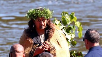 La reina maorí Kuini Nga wai hono i te po sale de la waka siguiendo a su padre, Tuheitia Pootatau Te Wherowhero VII mientras es llevado hacia Taupiri Maunga durante el tangi para el rey maorí Tuheitia Pootatau Te Wherowhero VII el 05 de septiembre de 2024 en Hamilton, Nueva Zelanda. 