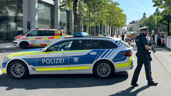 Zona acordonada por la Policía alemana en Múnich en la que se ha producido el tiroteo que ha acabado con la vida de una persona. Zona acordonada por la Policía alemana en Múnich en la que se ha producido el tiroteo que ha acabado con la vida de una persona.