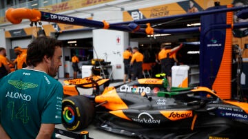 Fernando Alonso mirando el McLaren en el Gran Premio de Canadá