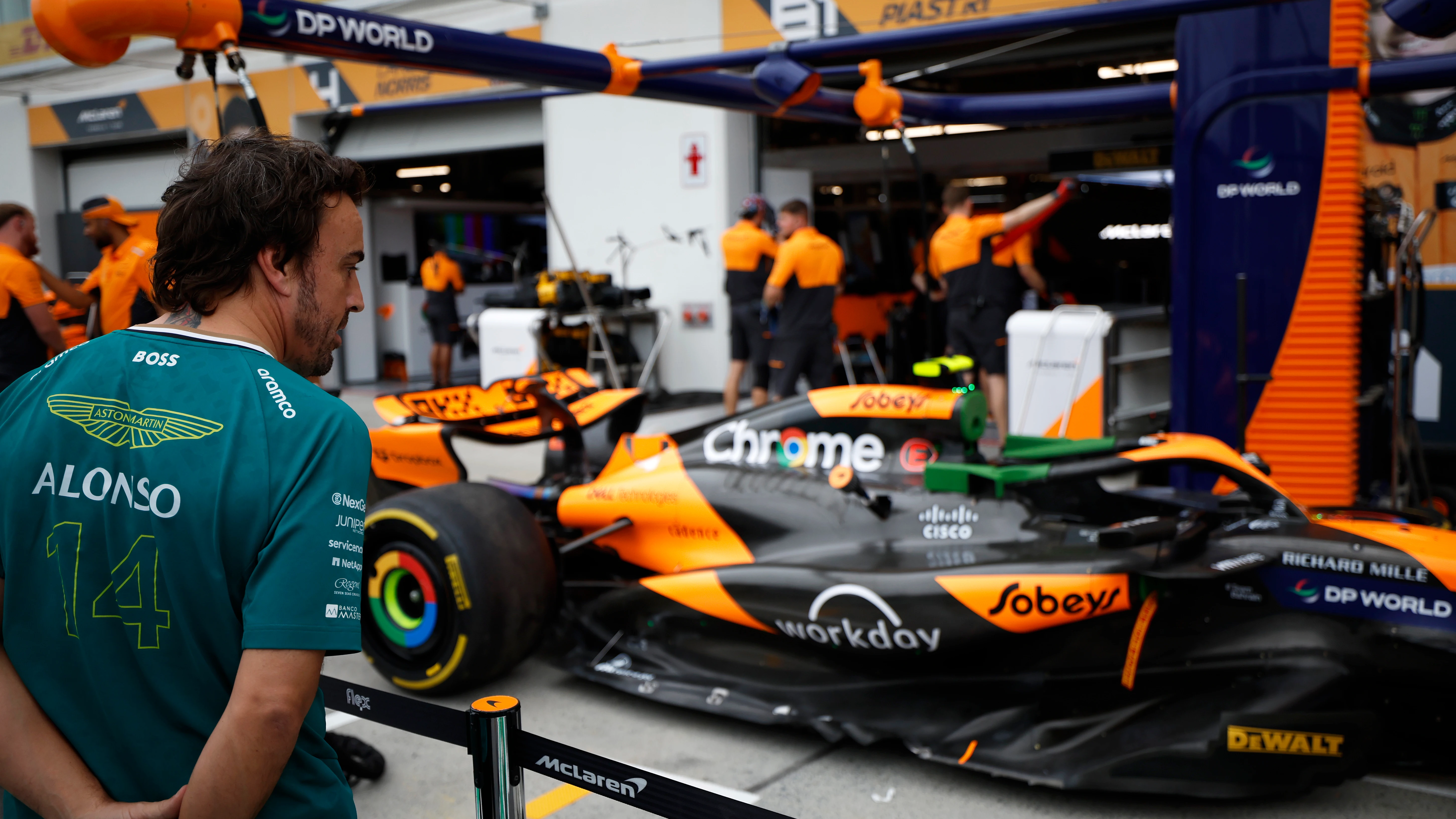 Fernando Alonso mirando el McLaren en el Gran Premio de Canadá