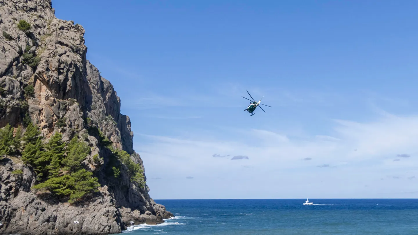 Hallan el pantalón del excursionista británico desaparecido en Mallorca Helicóptero de la Guardia Civil en las labores de búsqueda del ciudadano británico desaparecido en Mallorca