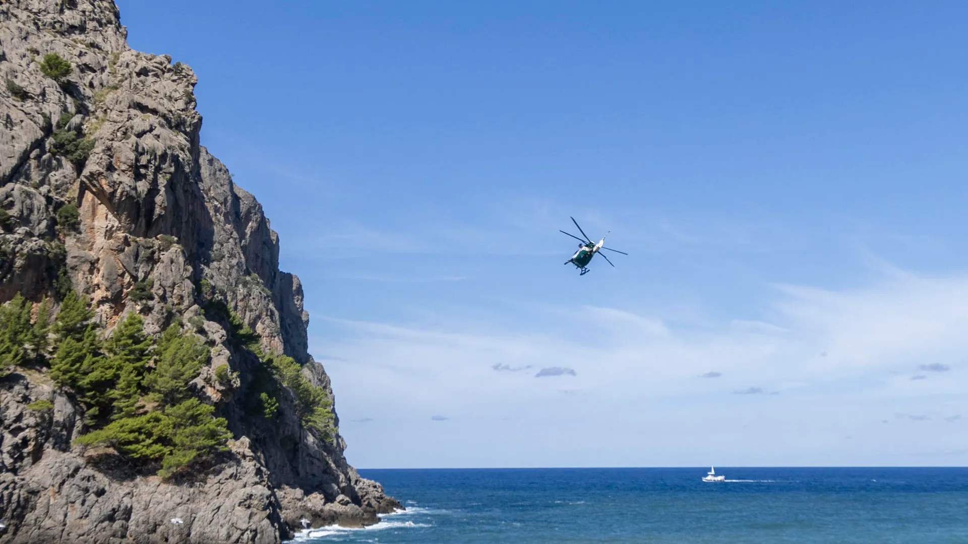 Helicóptero de la Guardia Civil en las labores de búsqueda del ciudadano británico desaparecido en Mallorca