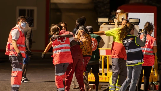 Dos migrantes llegan a un puerto de La Restinga tras ser rescatados por Salvamento Marítimo cuando iban en una patera, a 4 de septiembre de 2024, en El Hierro, Santa Cruz de Tenerife, Canarias (España).  Dos migrantes llegan a un puerto de La Restinga tras ser rescatados por Salvamento Marítimo cuando iban en una patera, a 4 de septiembre de 2024, en El Hierro, Santa Cruz de Tenerife, Canarias (España).