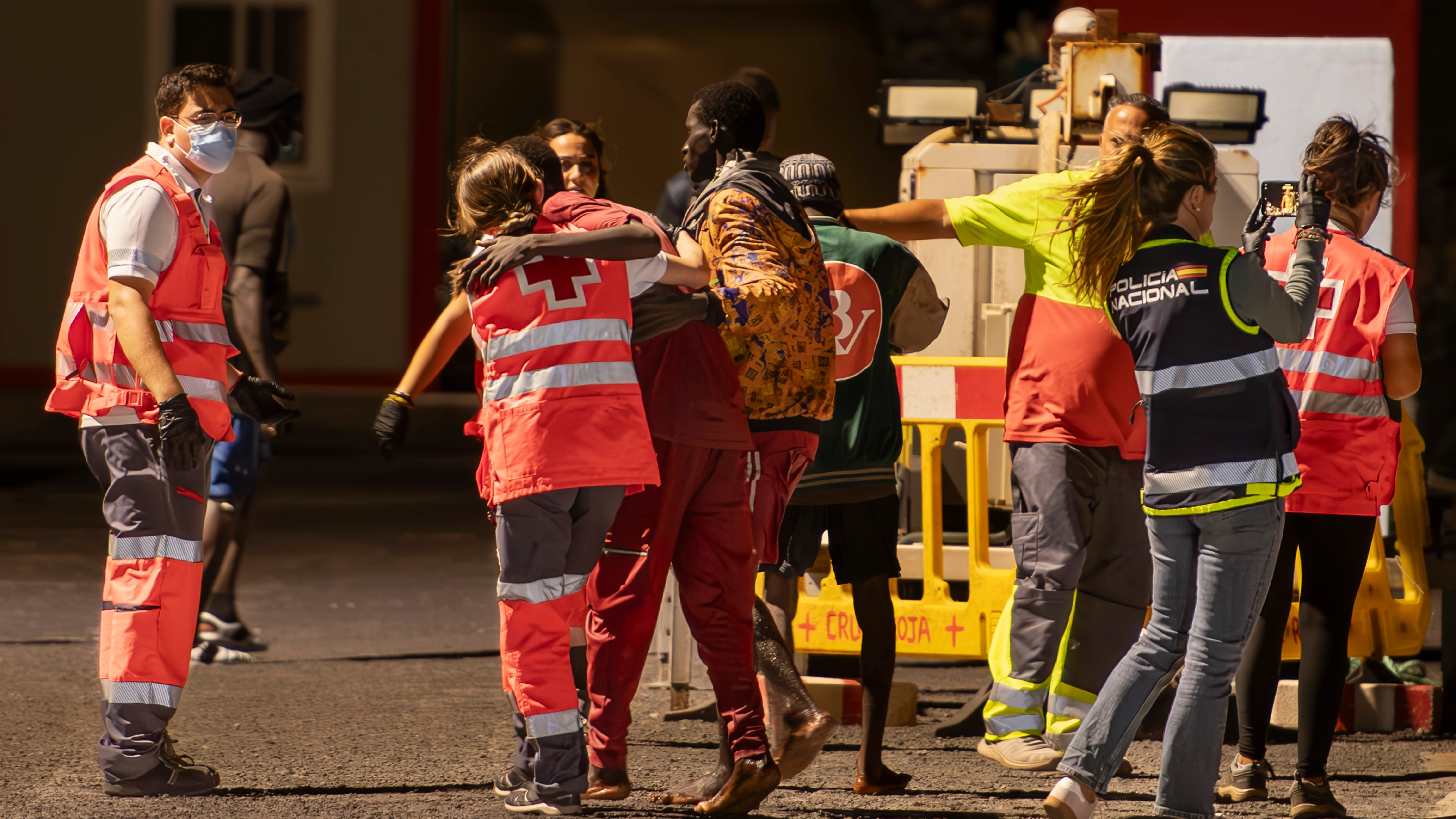 Dos migrantes llegan a un puerto de La Restinga tras ser rescatados por Salvamento Marítimo cuando iban en una patera, a 4 de septiembre de 2024, en El Hierro, Santa Cruz de Tenerife, Canarias (España). 