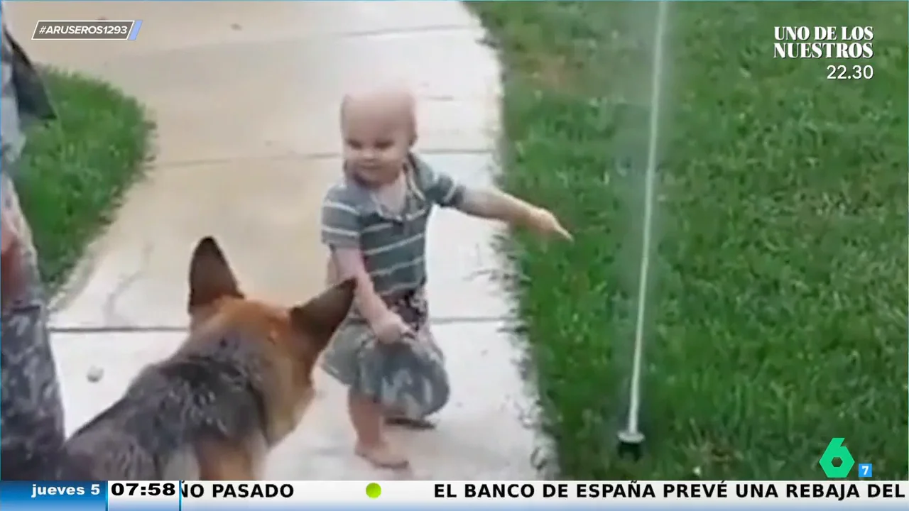 El entrañable vídeo viral de un bebé enseñándole a su perro a no tener miedo