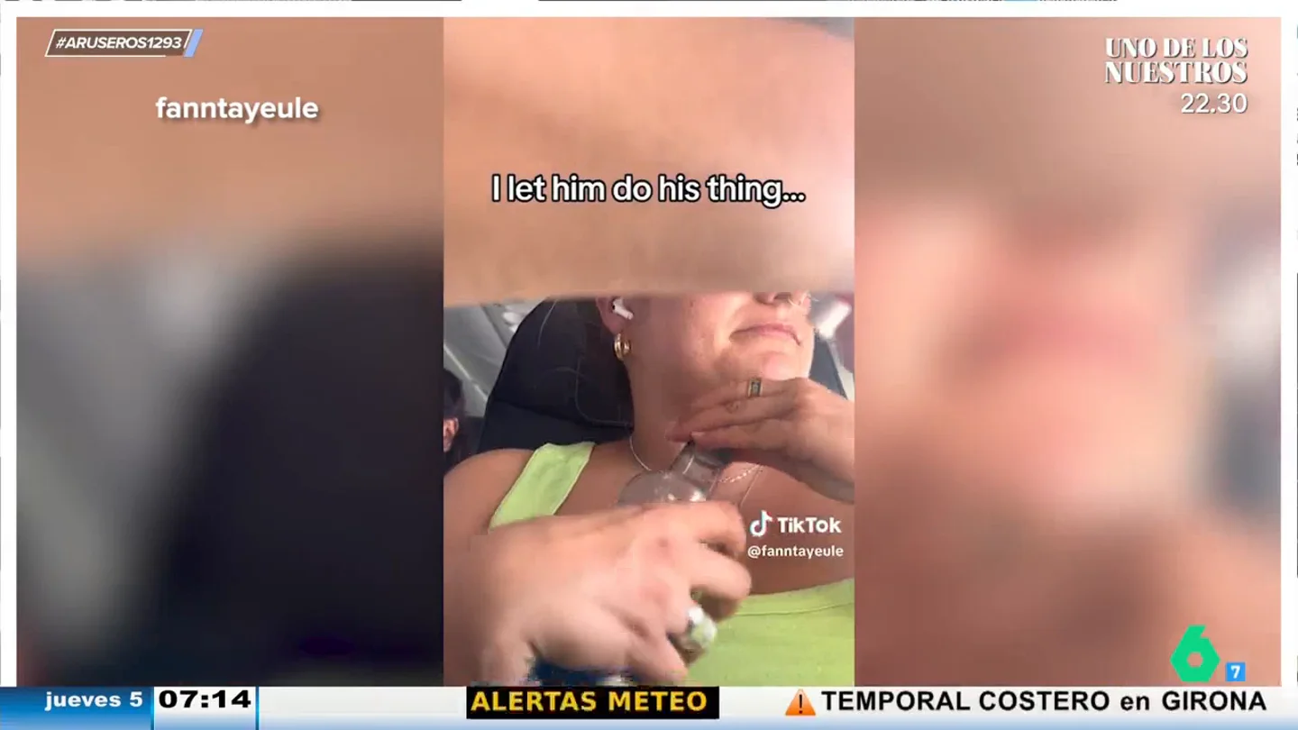 Una joven mosqueada con la actitud del pasajero de al lado decide grabar cómo invade todo el rato su espacio Una joven mosqueada con la actitud del pasajero de al lado decide grabar cómo invade todo el rato su espacio
