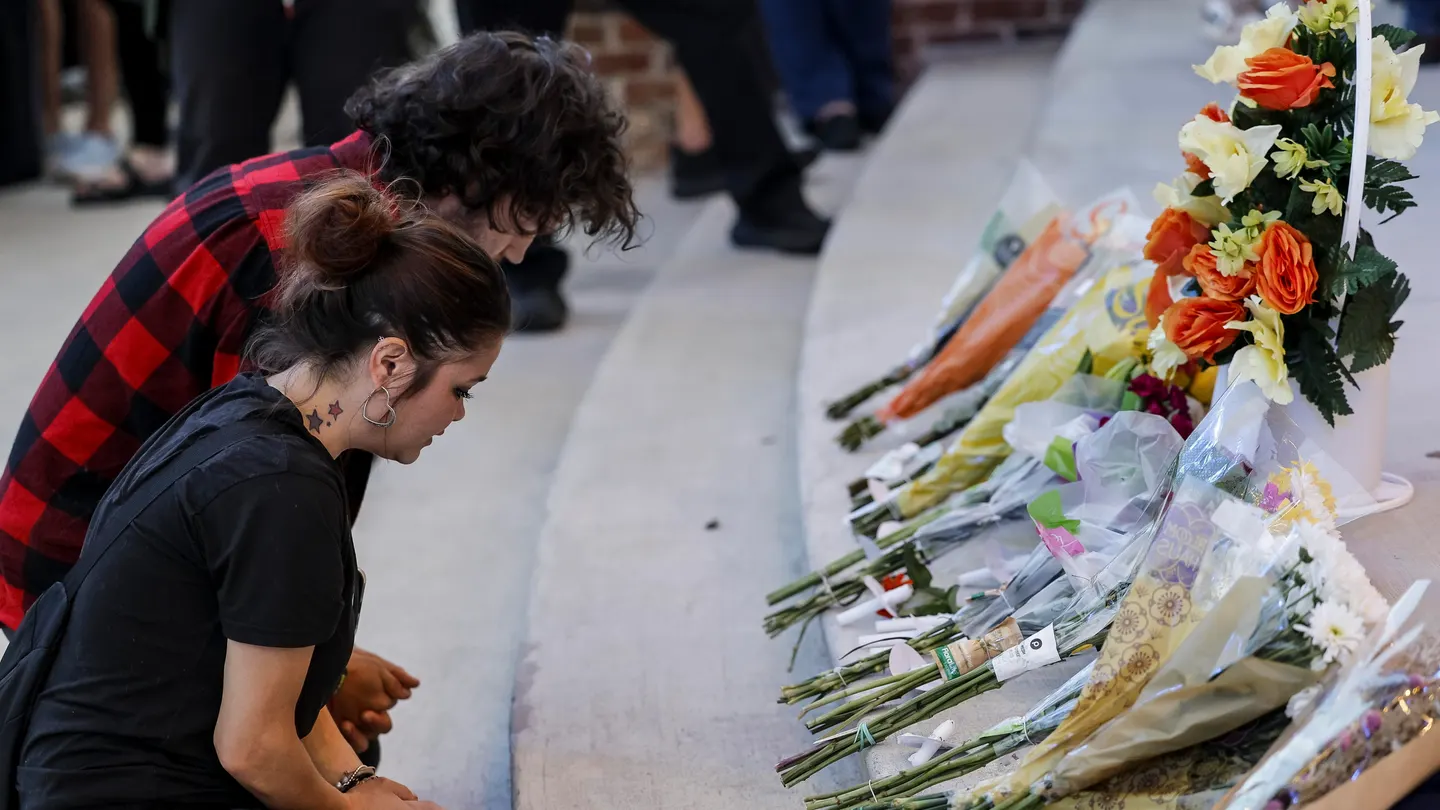 Varias personas se reúnen frente a un monumento conmemorativo por las víctimas de un tiroteo escolar en Georgia Varias personas se reúnen frente a un monumento conmemorativo por las víctimas de un tiroteo escolar en Georgia