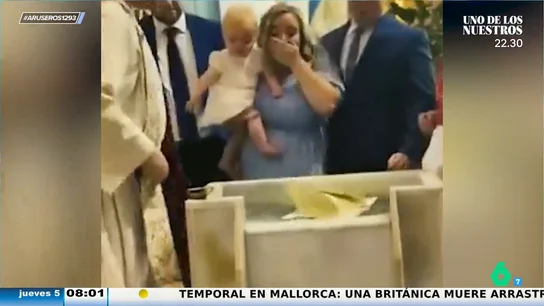 Desde tirar la biblia a la pila bautismal a mearse "a chorro" delante de todos: los mejores momentos de bebés en iglesias Desde tirar la biblia a la pila bautismal a mearse "a chorro" delante de todos: los mejores momentos de bebés en iglesias