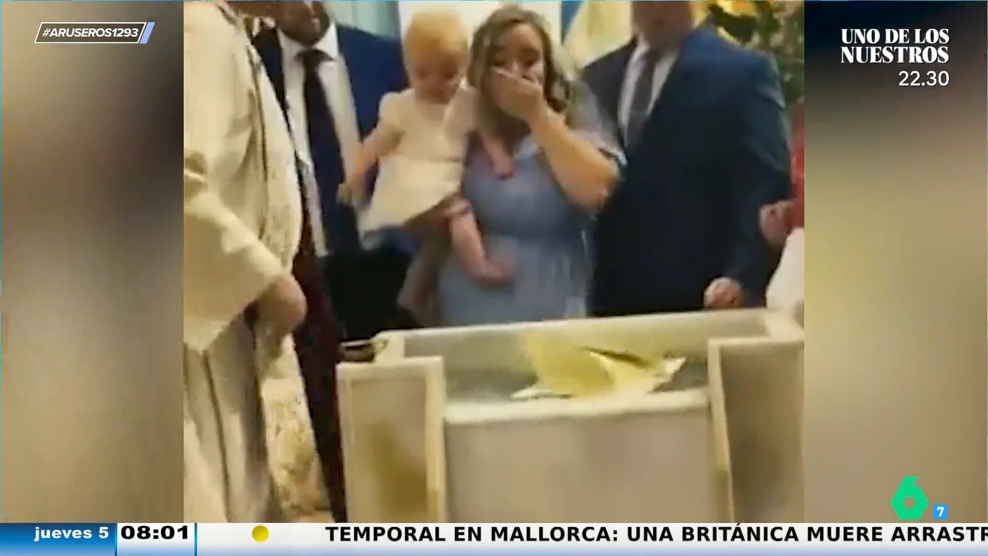 Desde tirar la biblia a la pila bautismal a mearse "a chorro" delante de todos: los mejores momentos de bebés en iglesias Desde tirar la biblia a la pila bautismal a mearse "a chorro" delante de todos: los mejores momentos de bebés en iglesias