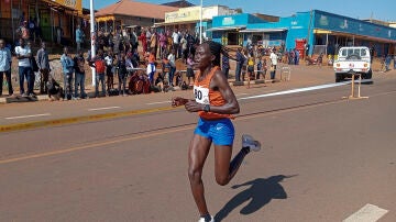 La atleta ugandesa Rebecca Cheptegei compite en una carrera en Kapchorwa en 2023