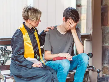 Una padre escucha a su hijo adolescente, que se muestra preocupado Una padre escucha a su hijo adolescente, que se muestra preocupado