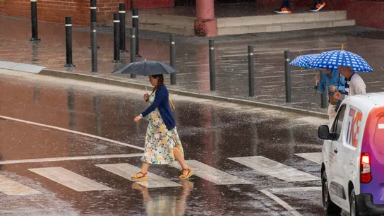 Varias personas se protegen de la lluvia a primera hora de este miércoles en Teruel. Varias personas se protegen de la lluvia a primera hora de este miércoles en Teruel.