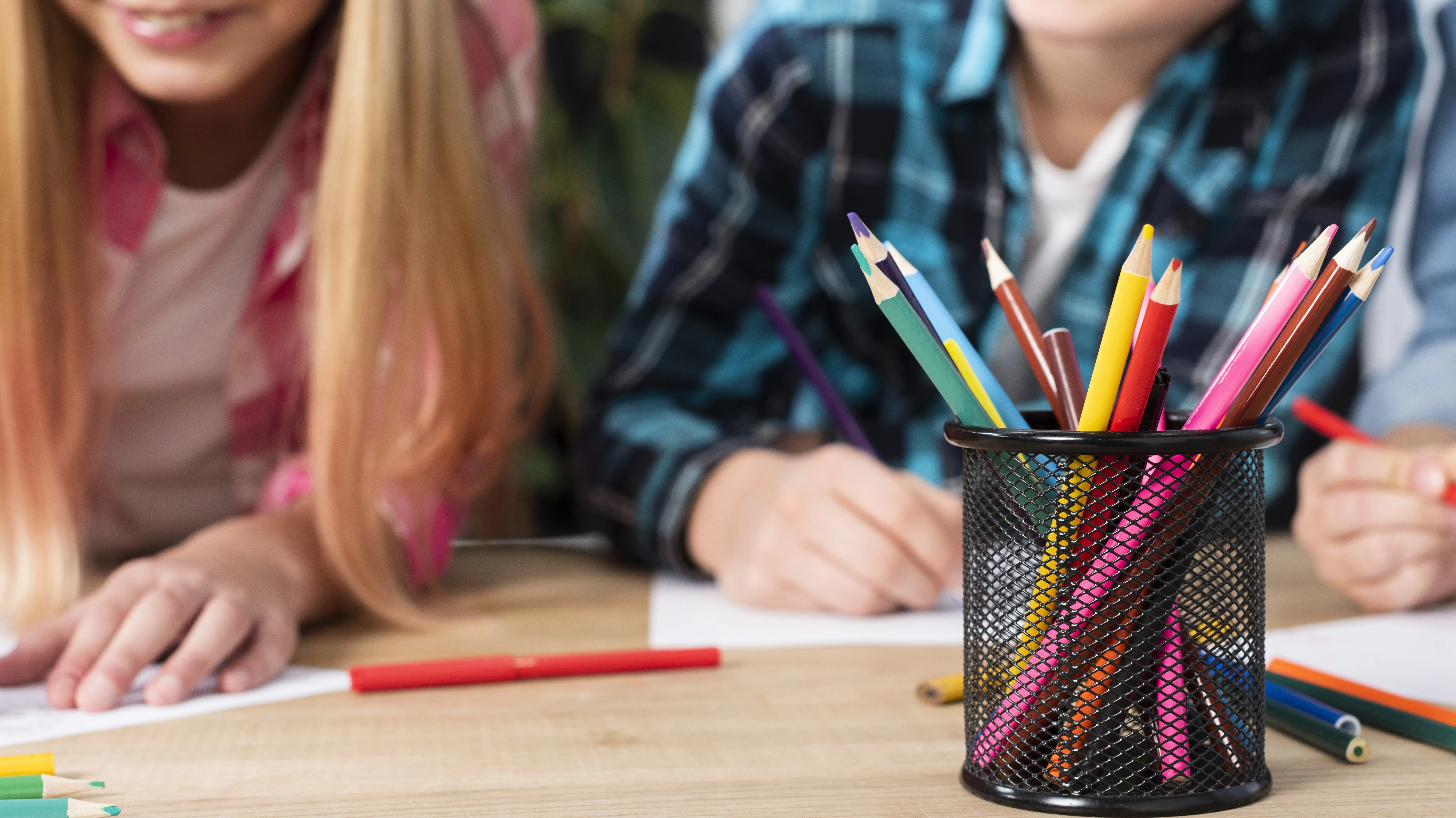 Niños con material escolar. 