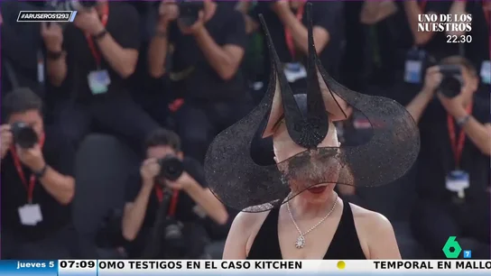 Lady Gaga sorprende con un tocado con cuernos en la presentación del Joker en Venecia: "Está 'gagá'" Lady Gaga sorprende con un tocado con cuernos en la presentación del Joker en Venecia: "Está 'gagá'"