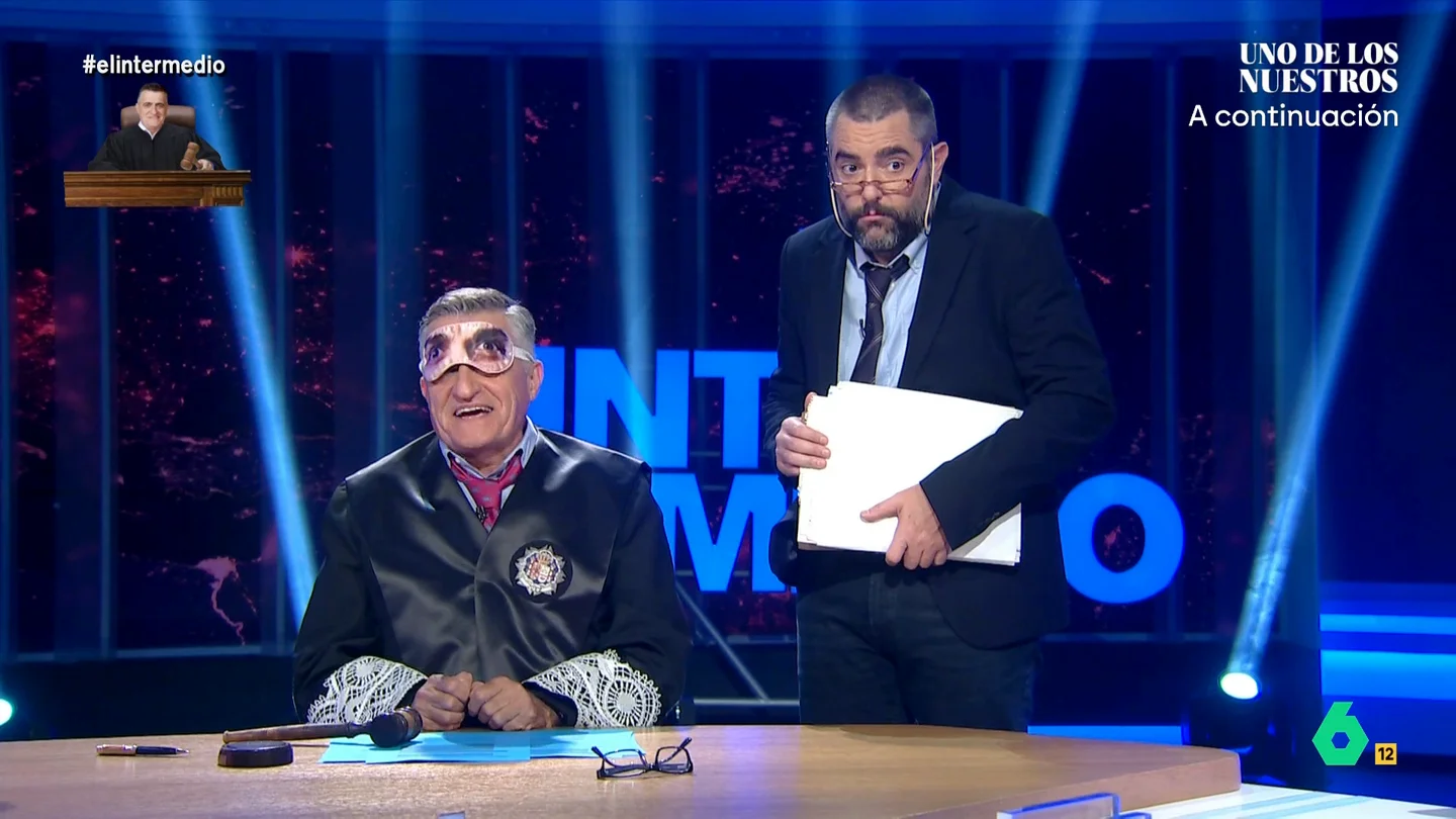 Dani Mateo afirma que los exdirigentes del PP podrían formar los 'Héroes del silencio': "Son de 'Entre dos contabilidades'" En el juicio que investigará la trama Kitchen han sido citados como testigos varios miembros de la ex cúpula del PP: Mariano Rajoy, Soraya Sáez de Santamaría, María Dolores de Cospedal y Javier Arenas.