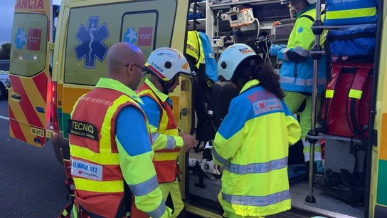 Los sanitarios atienden a la mujer atropellada en una vía de servicio de la A-6 por un coche que se fuga Los sanitarios atienden a la mujer atropellada en una vía de servicio de la A-6 por un coche que se fuga