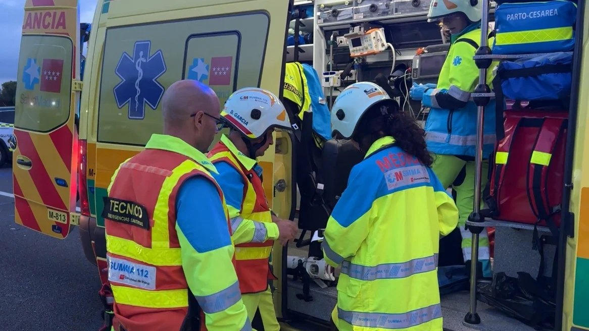 Los sanitarios atienden a la mujer atropellada en una vía de servicio de la A-6 por un coche que se fuga