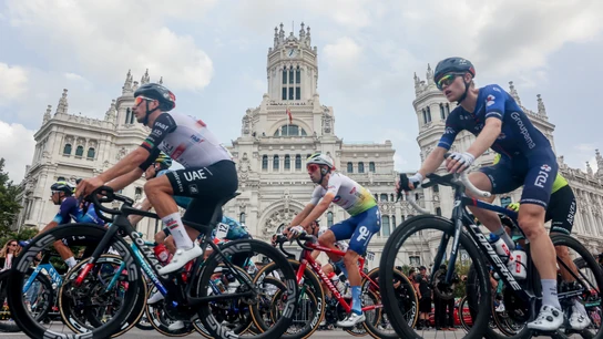 El pelotón de ciclistas durante la 21 etapa de la Vuelta ciclista a España 2023 en el Hipódromo de la Zarzuela. El pelotón de ciclistas durante la 21 etapa de la Vuelta ciclista a España 2023 en el Hipódromo de la Zarzuela.