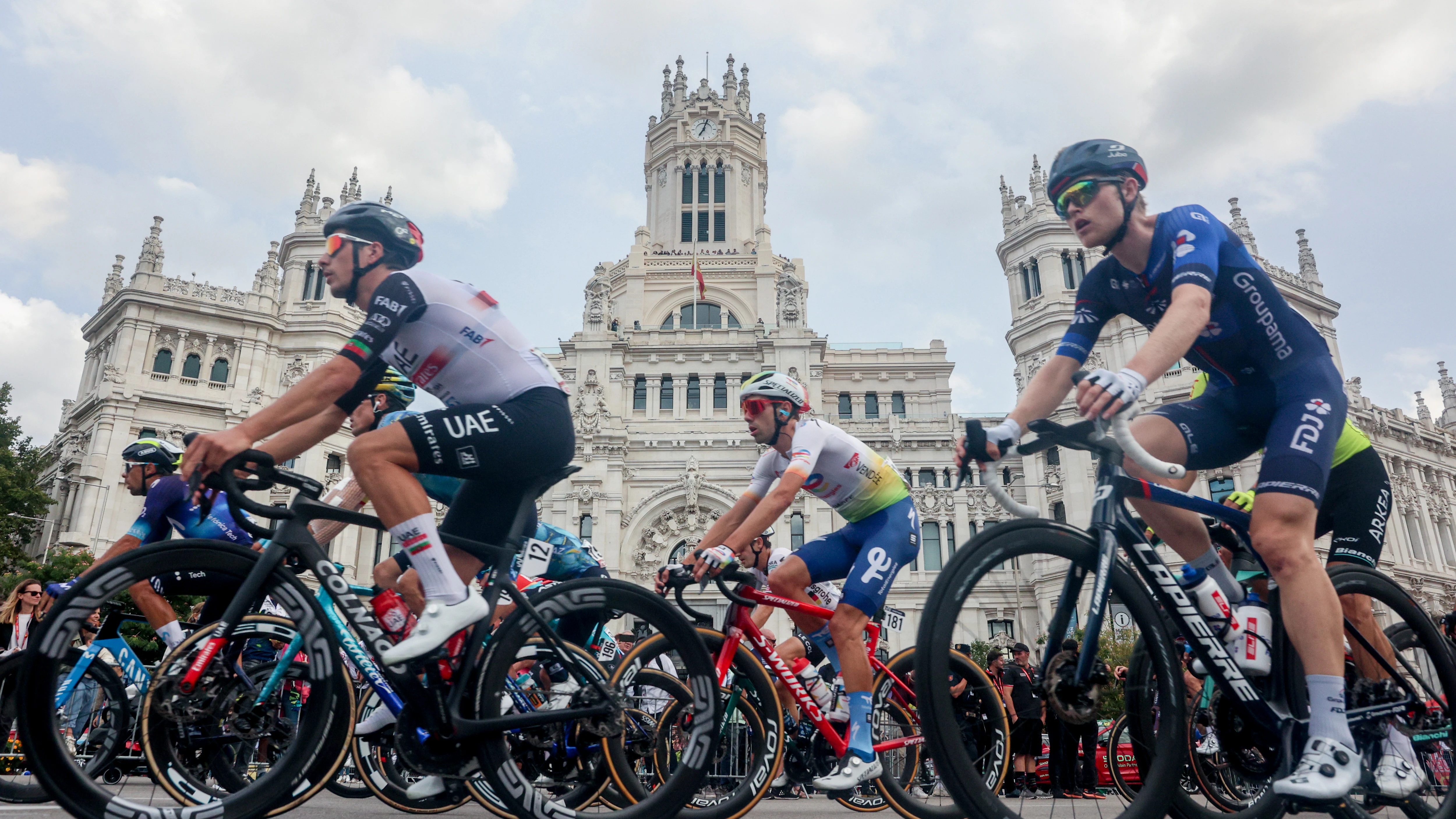 El pelotón de ciclistas durante la 21 etapa de la Vuelta ciclista a España 2023 en el Hipódromo de la Zarzuela.