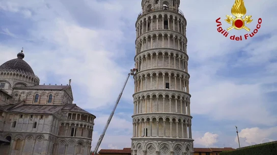 Complicado rescate en la Torre de Pisa a un hombre que sufrió un infarto en la sexta planta Complicado rescate en la Torre de Pisa a un hombre que sufrió un infarto en la sexta planta