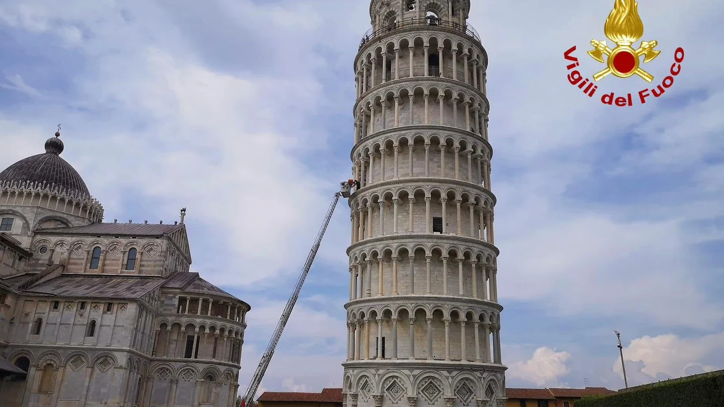 Complicado rescate en la Torre de Pisa a un hombre que sufrió un infarto en la sexta planta Complicado rescate en la Torre de Pisa a un hombre que sufrió un infarto en la sexta planta