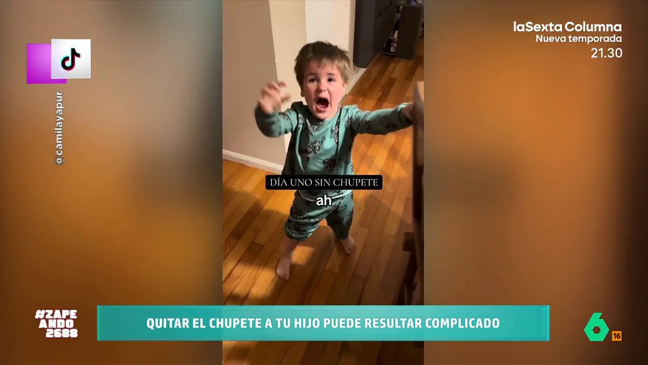 La madre tiene que sufrir la tremenda rabieta de su pequeño cuando decide que es el momento de dejar el chupete. El pequeño llora y patalea aunque, por suerte, la historia tiene un final feliz. 