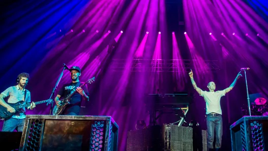 Brad Nelson, Mike Shinoda y Chester Bennington con Linkin Park actúan en el River City Rockfest en el AT&T Center de San Antonio, Texas. Brad Nelson, Mike Shinoda y Chester Bennington con Linkin Park actúan en el River City Rockfest en el AT&T Center de San Antonio, Texas.