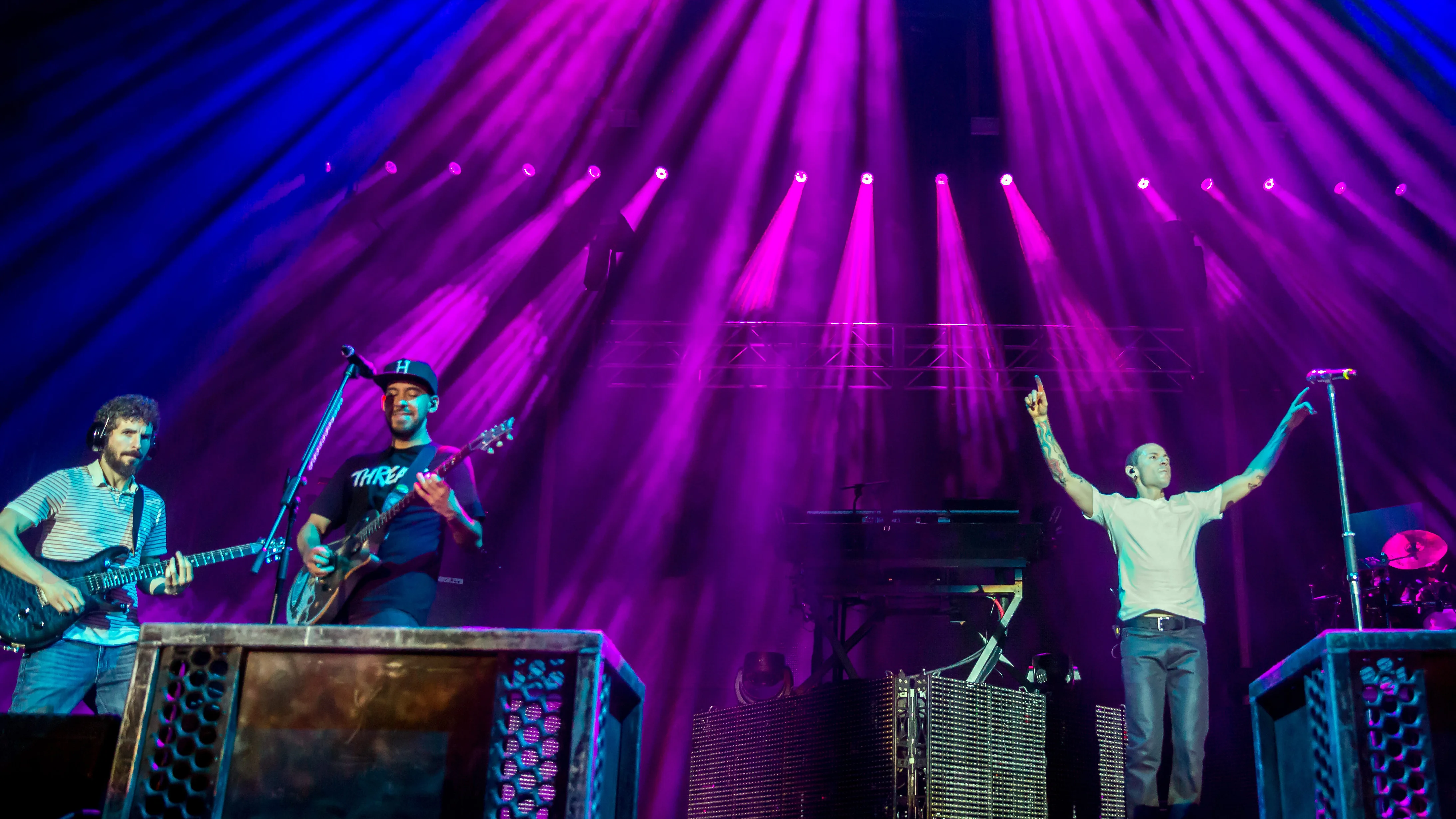 Brad Nelson, Mike Shinoda y Chester Bennington con Linkin Park actúan en el River City Rockfest en el AT&T Center de San Antonio, Texas.