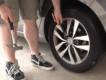 Palabra de mecánico: el truco para quitar la tuerca antirrobo si se ha perdido la llave Palabra de mecánico: el truco para quitar la tuerca antirrobo si se ha perdido la llave