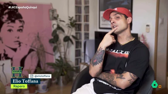 El mensaje del rapero Elio Toffana a la extrema derecha laSexta Columna recorre en este vídeo el barrio de Aluche con el rapero Elio Toffana, que creció allí en la época de la España quinqui: "Nosotros jugábamos a fútbol teniendo cuidado con dónde pisábamos por las jeringuillas que había".