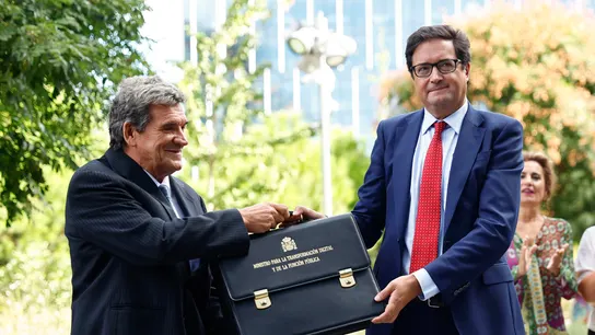 El nuevo ministro de Transformación Digital y de la Función Pública, Óscar López, recibe la cartera ministerial de manos de su predecesor, José Luis Escrivá El nuevo ministro de Transformación Digital y de la Función Pública, Óscar López, recibe la cartera ministerial de manos de su predecesor, José Luis Escrivá