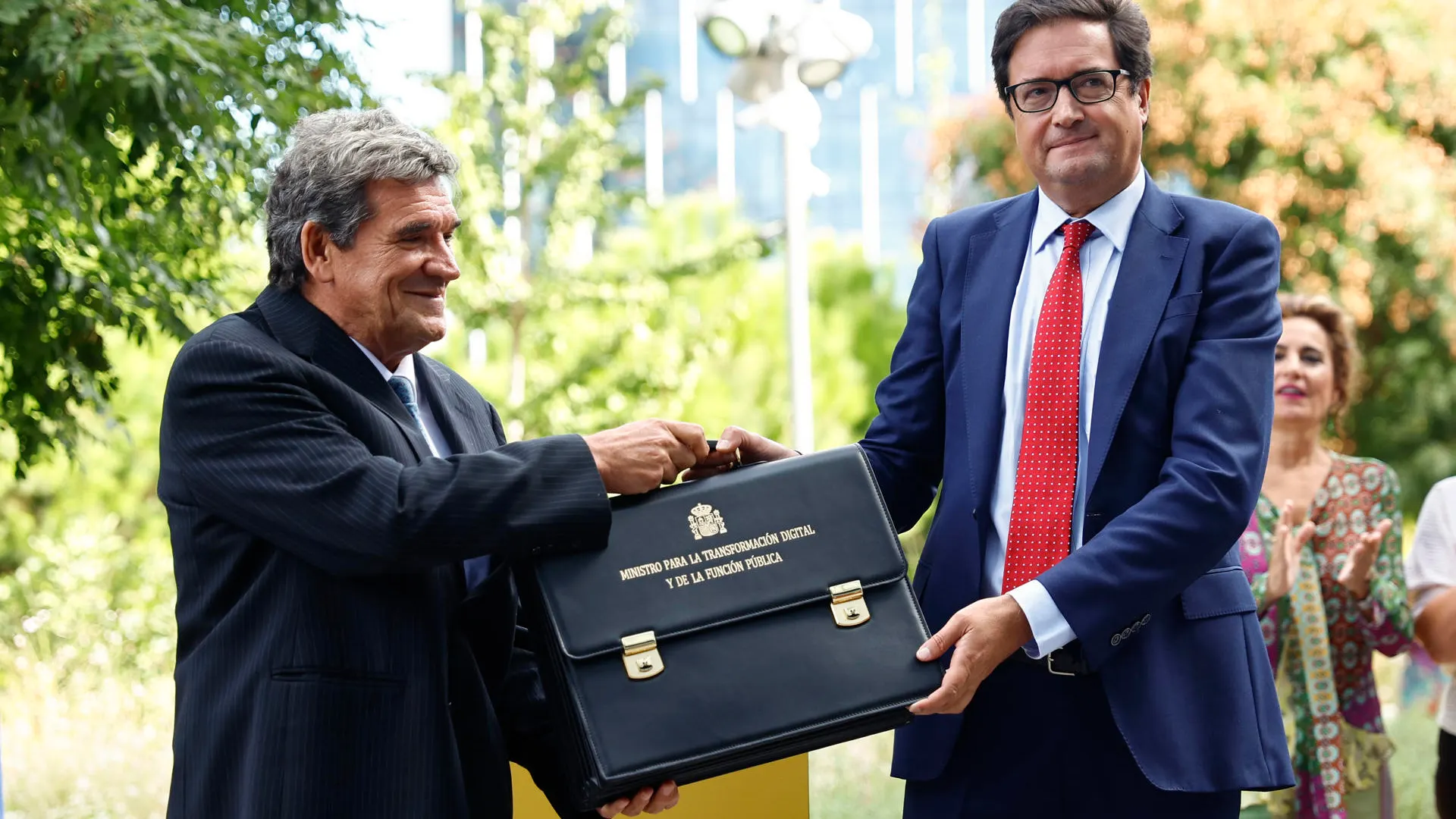 El nuevo ministro de Transformación Digital y de la Función Pública, Óscar López, recibe la cartera ministerial de manos de su predecesor, José Luis Escrivá
