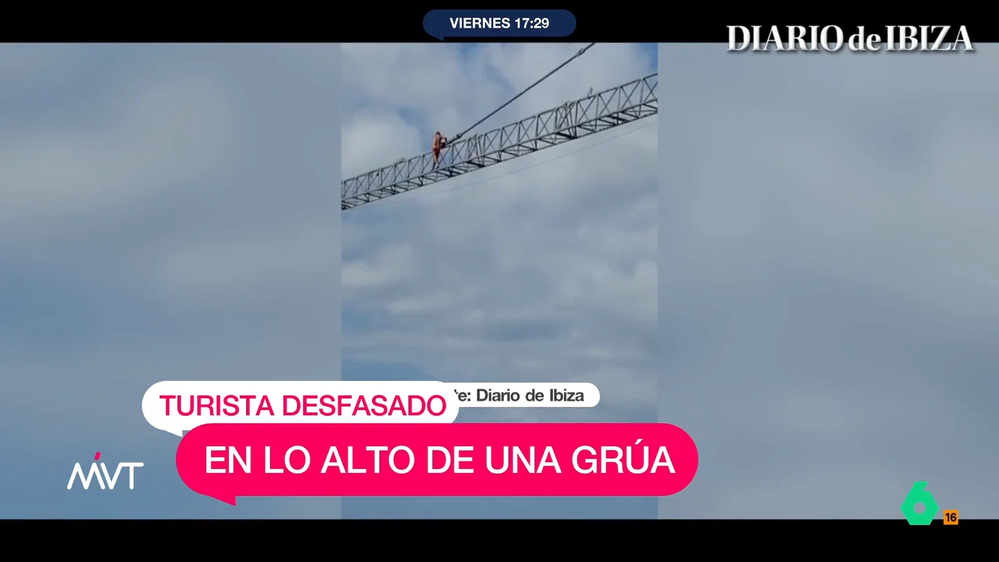 turista en una grua turista en una grua