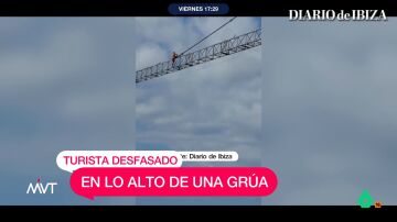 turista en una grua