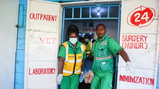 Trabajadores del servicio de emergencias St. Johnís Ambulance en Kenia, en una imagen de archivo. Trabajadores del servicio de emergencias St. Johnís Ambulance en Kenia, en una imagen de archivo.