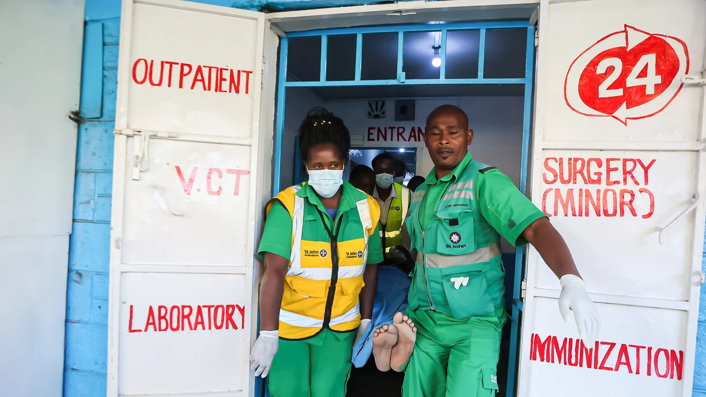 Trabajadores del servicio de emergencias St. Johnís Ambulance en Kenia, en una imagen de archivo. Trabajadores del servicio de emergencias St. Johnís Ambulance en Kenia, en una imagen de archivo.